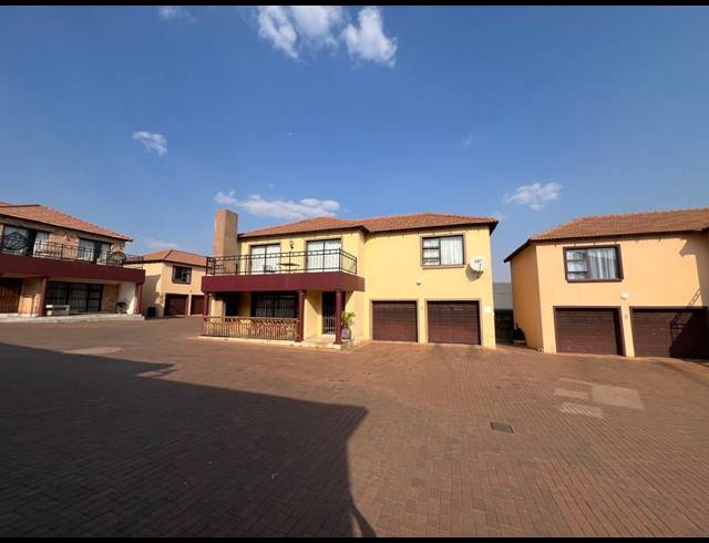 3 BEDROOM TOWNHOUSE FOR SALE IN HEIDELBERG CENTRAL